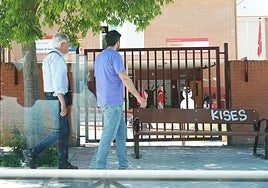 Un padre se acerca a recoger a sus hijos al colegio.