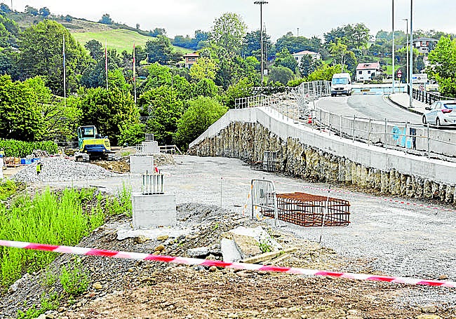 Trabajos al otro extremo de la futura vía, junto a La Inmobiliaria.