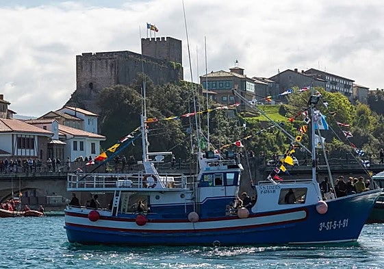 El buque Nuestra Señora de las Lindes en el puerto de San Vicente. V