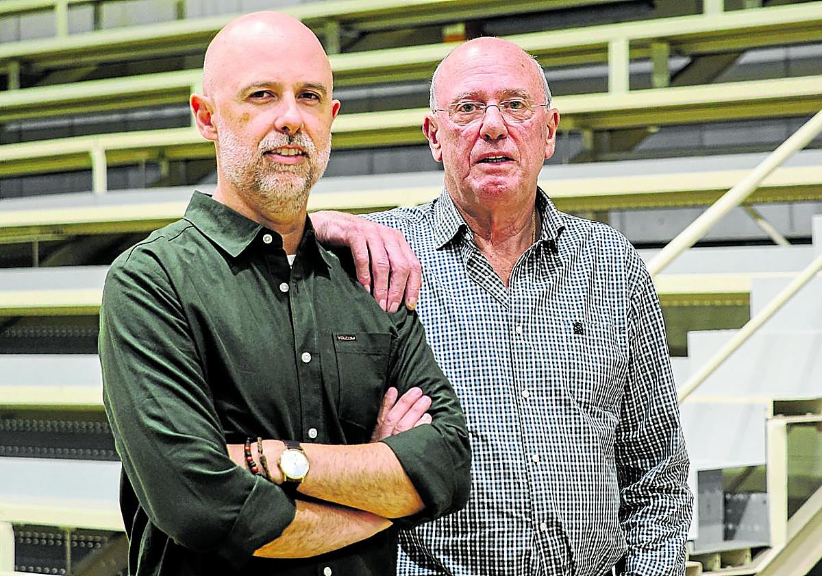 Rubén Rodríguez, junto a su padre, Tete, en la bolera Gerardo Castanedo, en Maliaño.