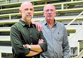 Rubén Rodríguez, junto a su padre, Tete, en la bolera Gerardo Castanedo, en Maliaño.