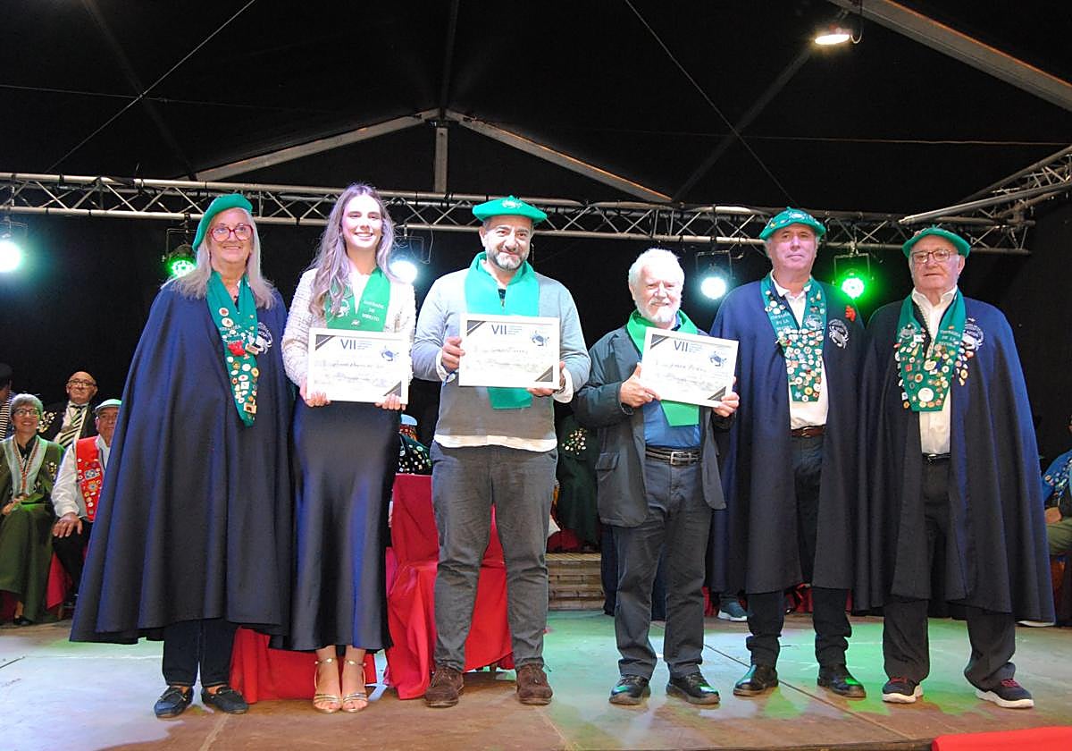 Los cofrades de mérito y el de honor, el cocinero Sergio Fernández (cuarto por la derecha).