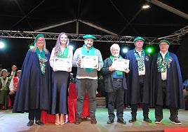 Los cofrades de mérito y el de honor, el cocinero Sergio Fernández (cuarto por la derecha).