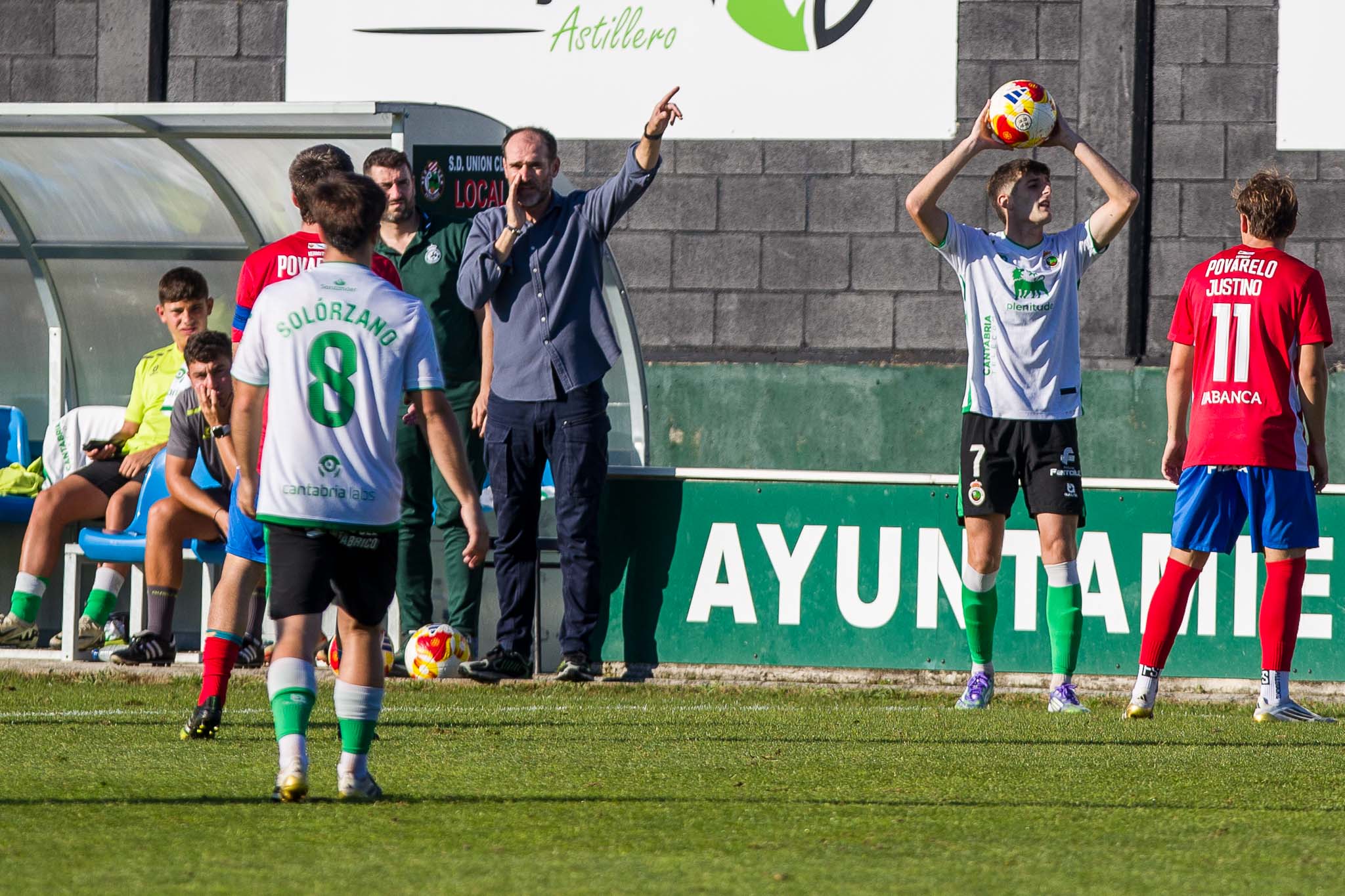 Ezequiel Loza, con el brazo extendido, da indicaciones a sus jugadores