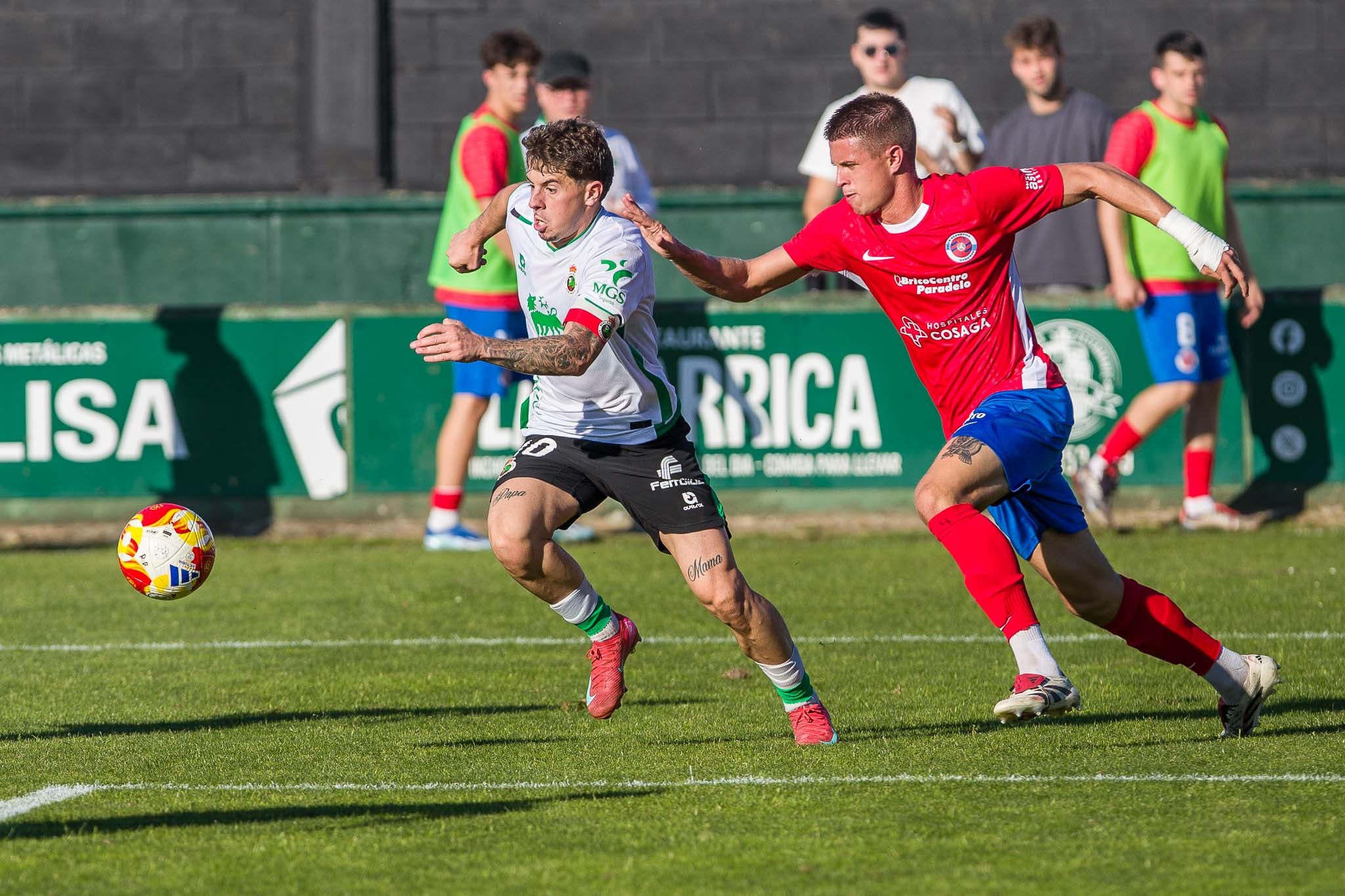 Izan, con el brazalete de capitán,  conduce el balón