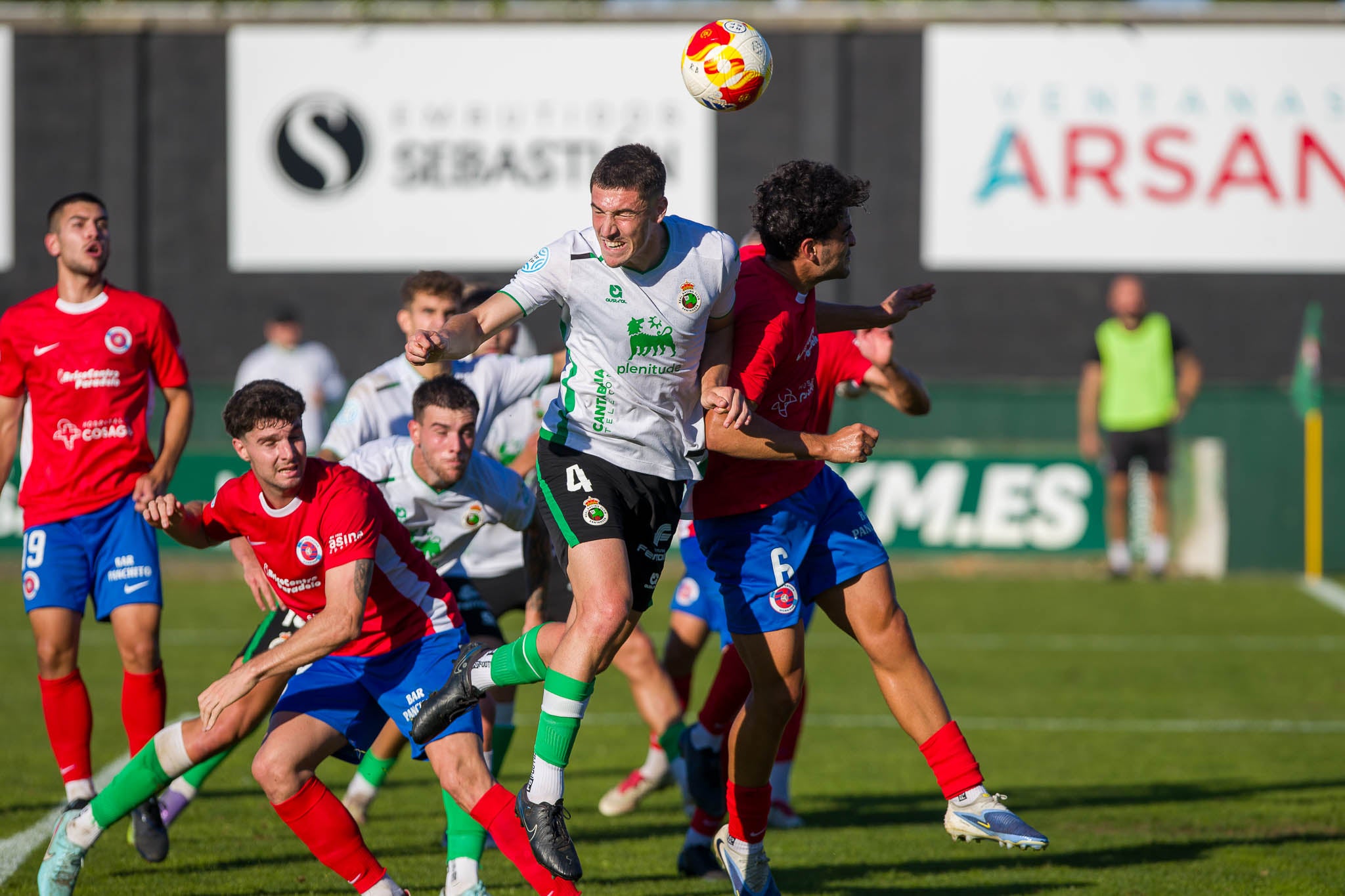 Cagigal salta para despejar el balón en un córner