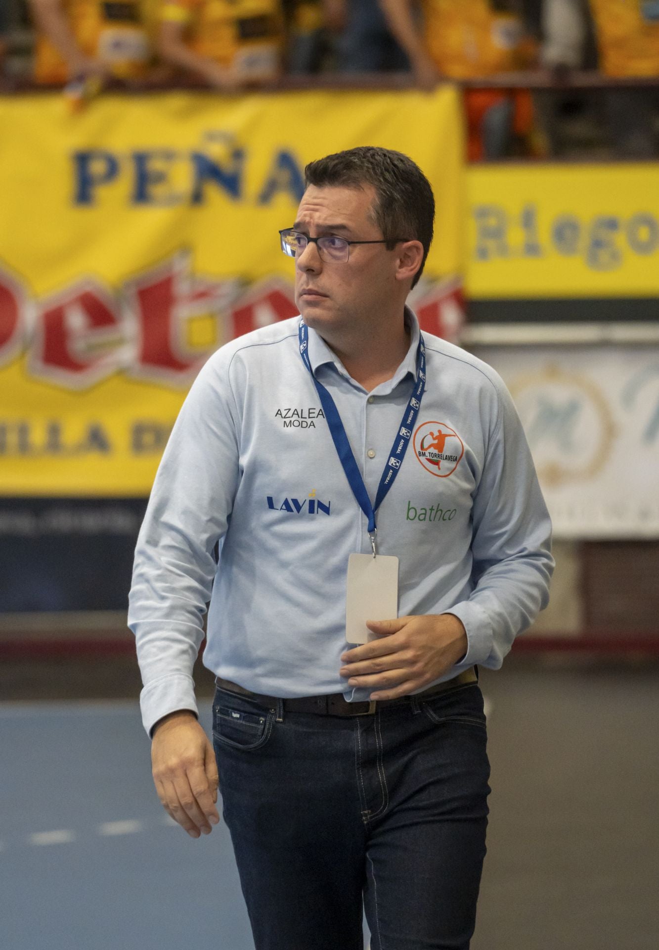 Jacobo Cuétara, técnico del Bathco, observa el encuentro.