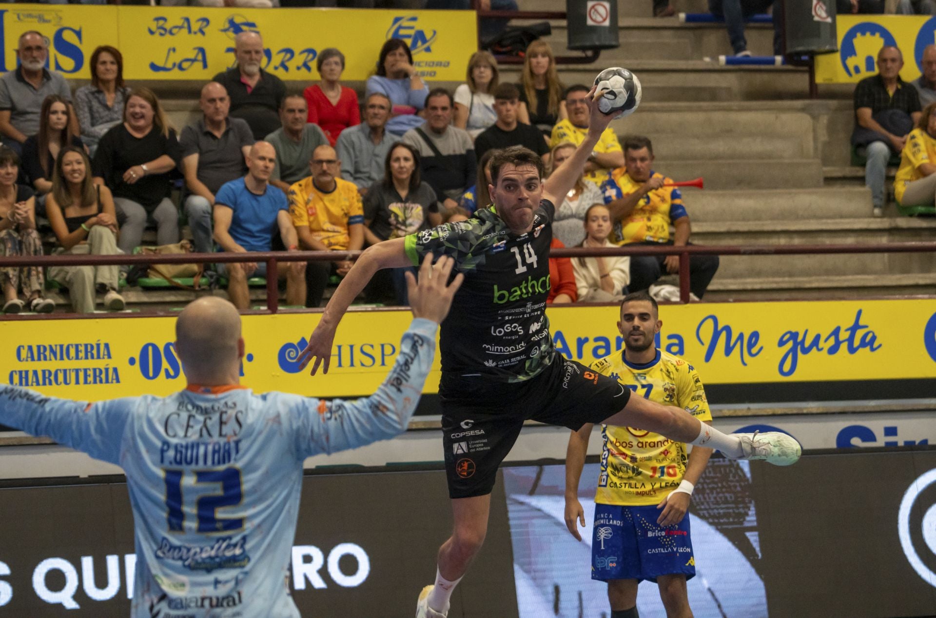 Javier Muñoz se dispone a lanzar hacia la portería burgalesa.