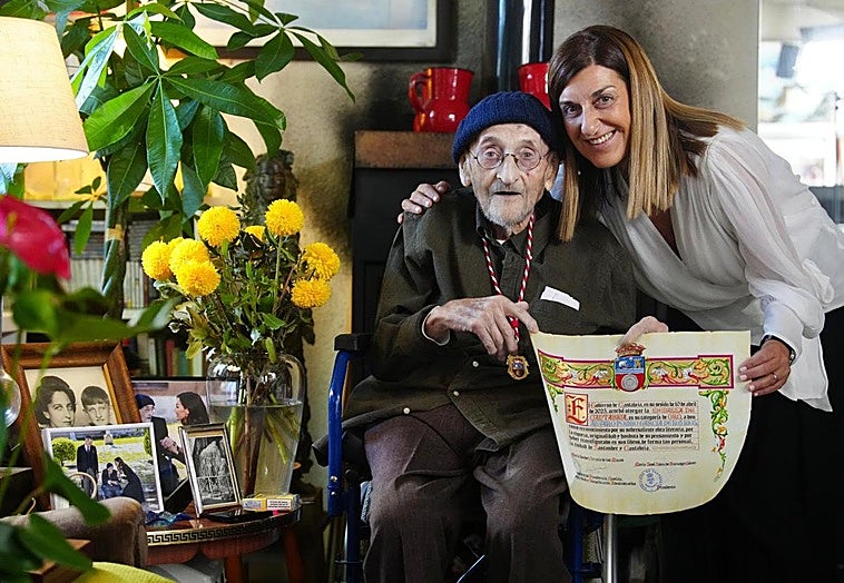María José Sáenz de Buruaga y Álvaro Pombo, durante la entrega del galardón en su domicilio de Madrid.