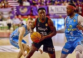 Reggie Johnson Jr.,del Alega, con la pelota ayer en el Trueba