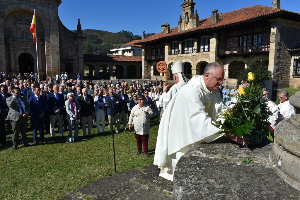 Hubo ofrenda floral en recuerdo de Soledad de la Colina, mecenas del templo.