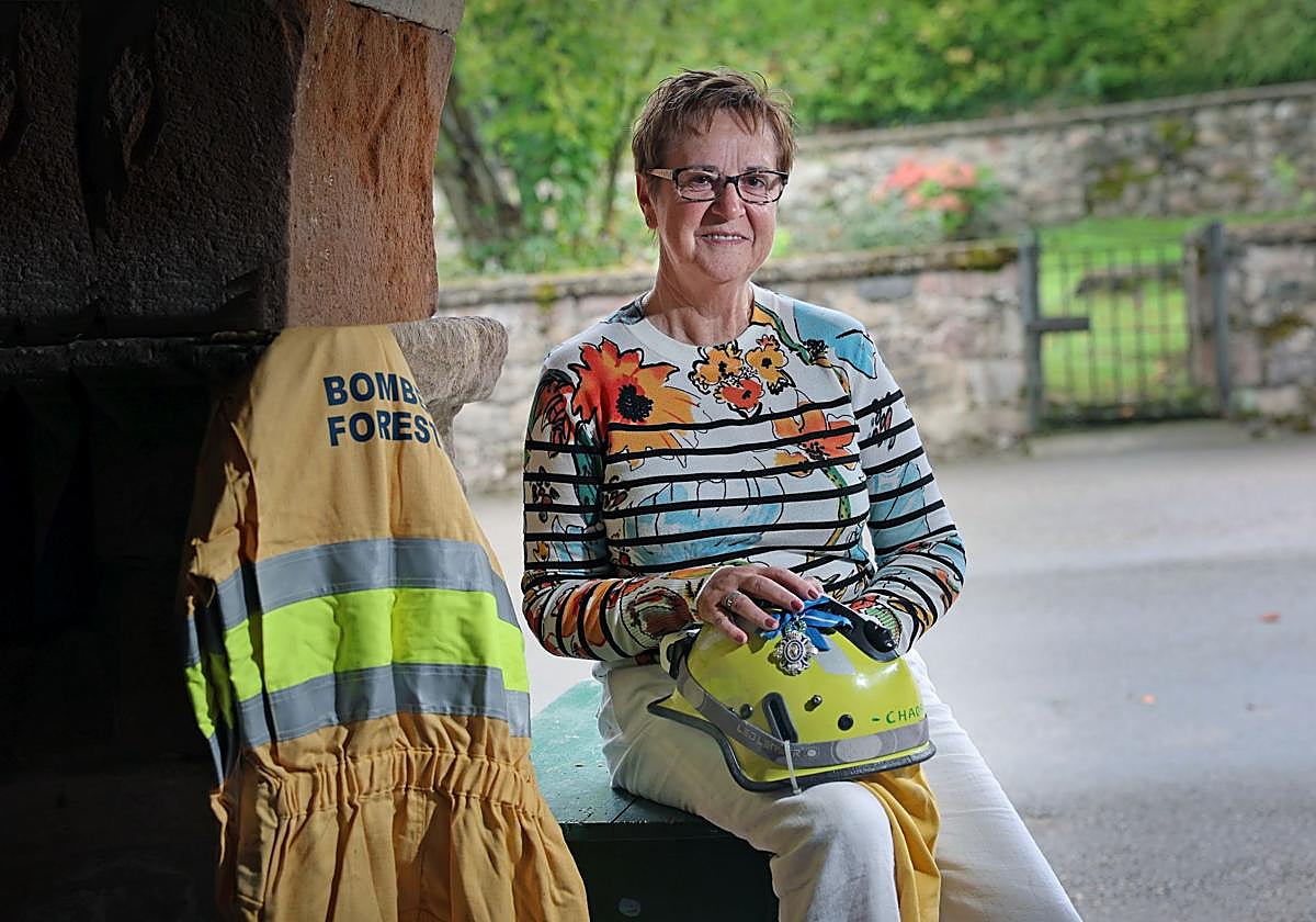 Chaori Campuzano en Ruente con la medalla al mérito sobre el casco de bombero forestal.