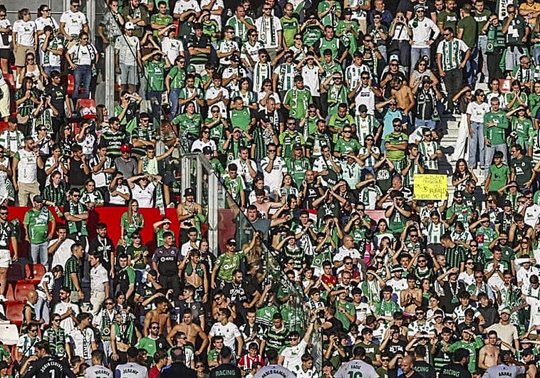 José Alberto y sus futbolistas, ante los aficionados racinguistas.