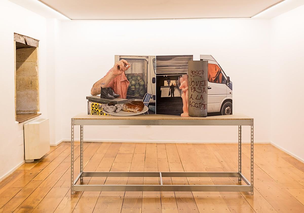 La pieza 'Joven, pasa a la acción', de Miguel Ángel Tornero,se exhibe en la Torre de Don Borja.