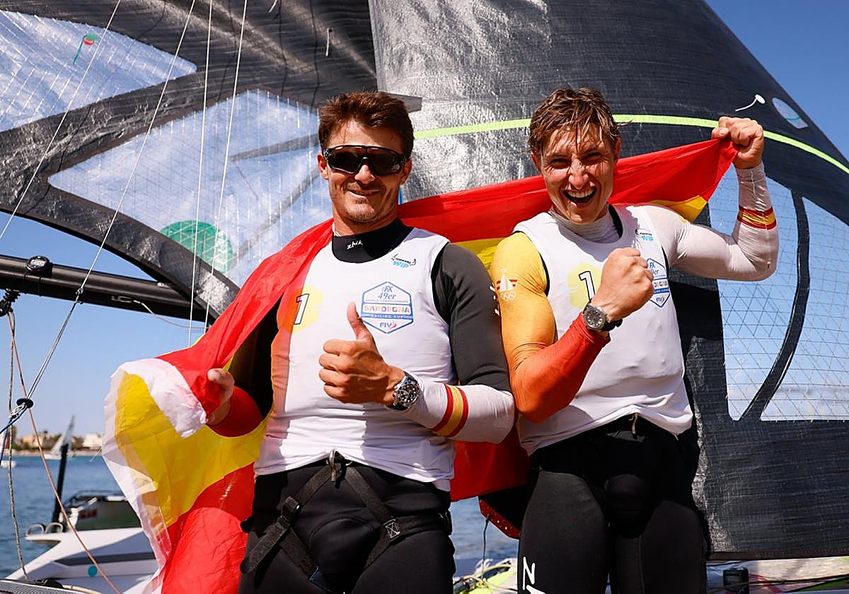 Diego Botín (izquierda) y Florian Trittel celebran, con la bandera de España, en su barco el título mundial de la clase 49er.