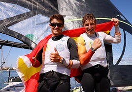 Diego Botín (izquierda) y Florian Trittel celebran, con la bandera de España, en su barco el título mundial de la clase 49er.