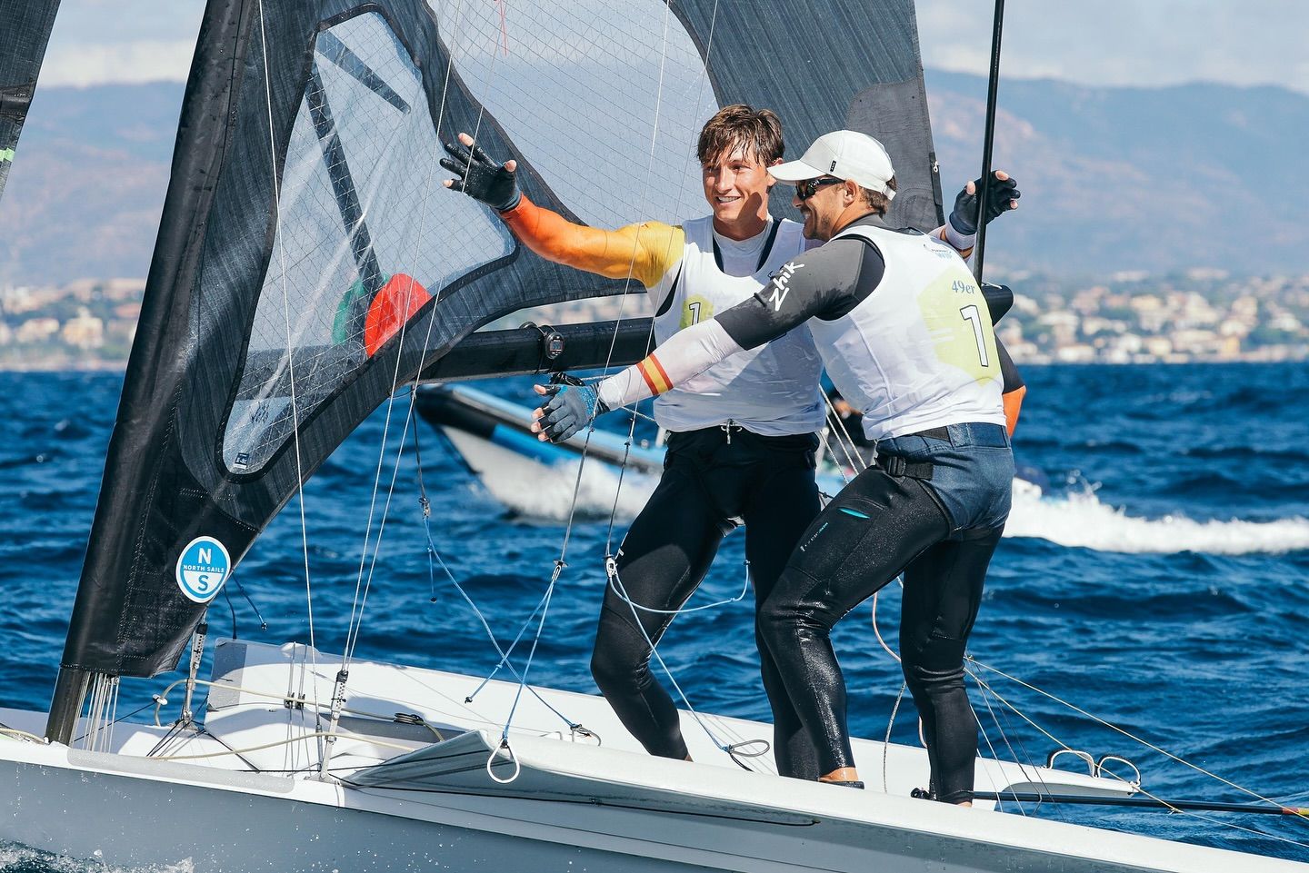 Florian Trittel y Diego Botín, tras ganar el título mundial en Cagliari.