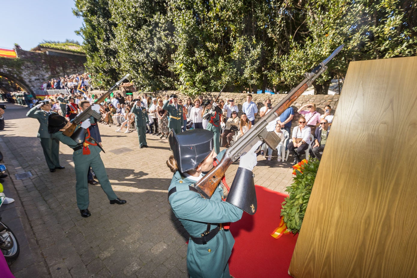 Disparos al aire con munición de fogueo para recordar a los agentes fallecidos. 
