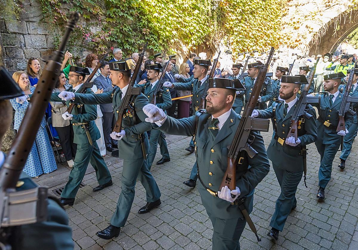 La Guardia Civil desfila bajo el Torreón de Cartes