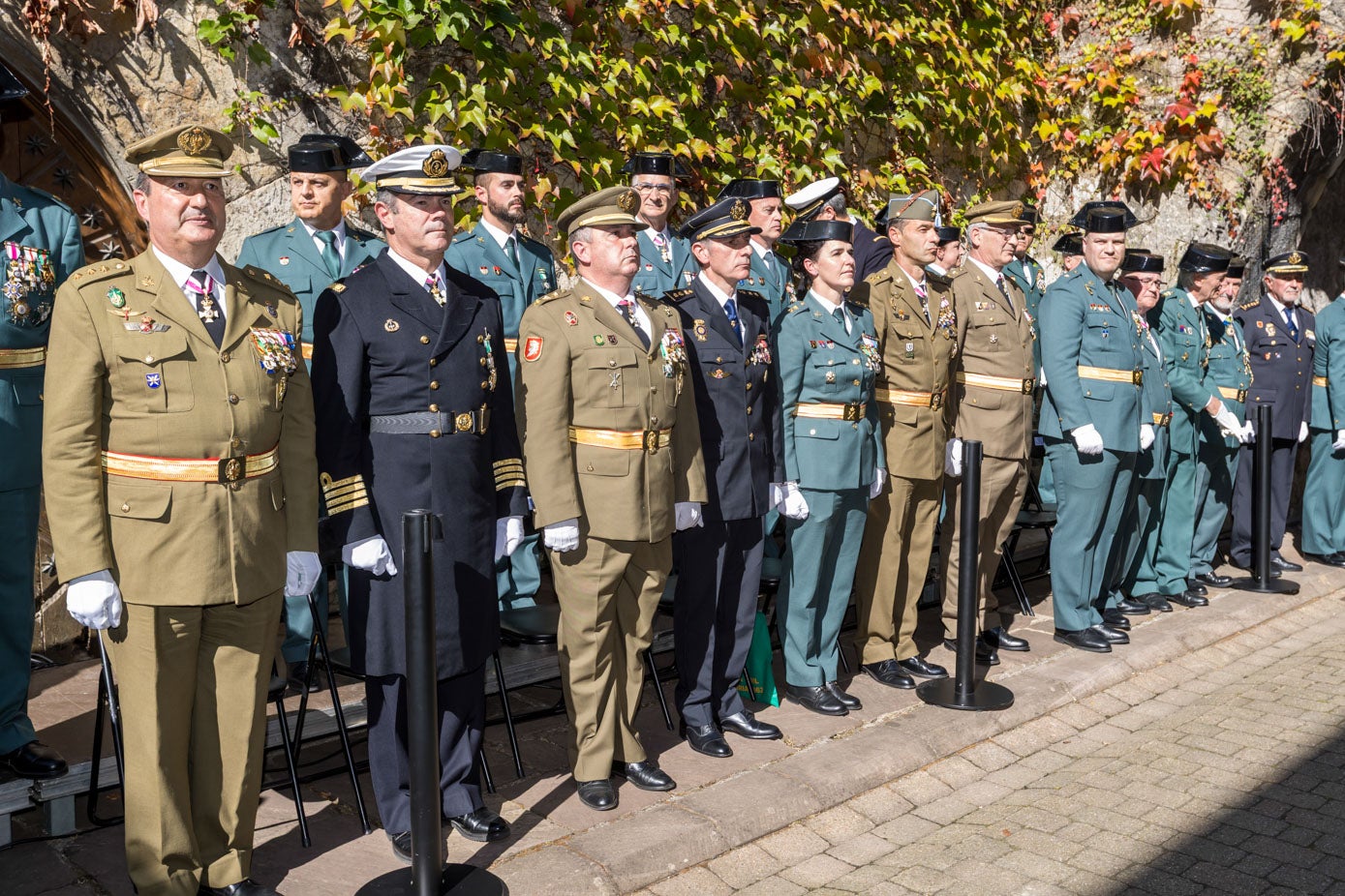 Resto de autoridades militares. 