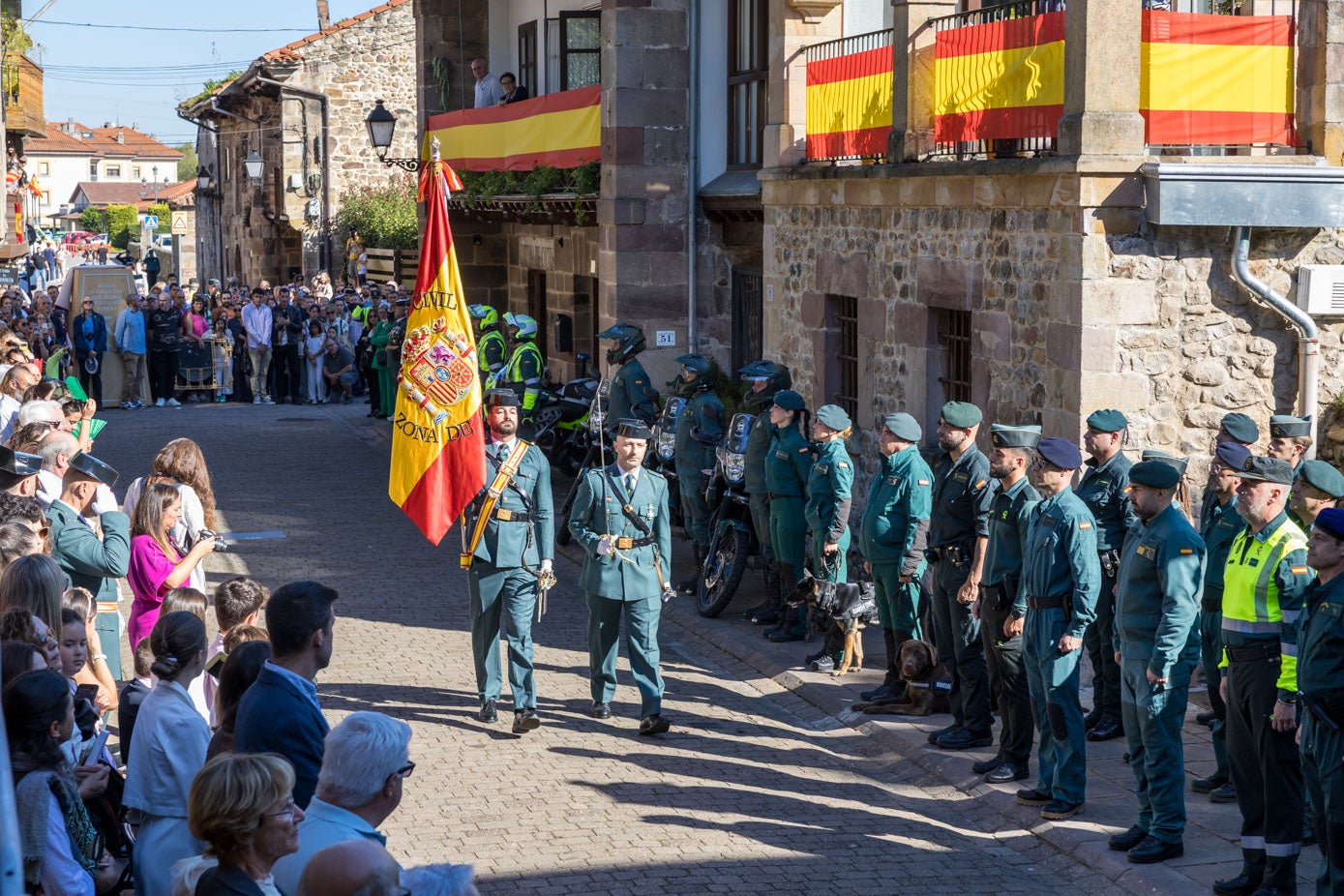 La bandera de España, símbolo del acto. 