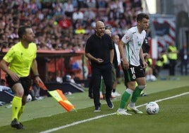 José Alberto anima desde su banquillo a Íñigo Vicente que conduce el balón.