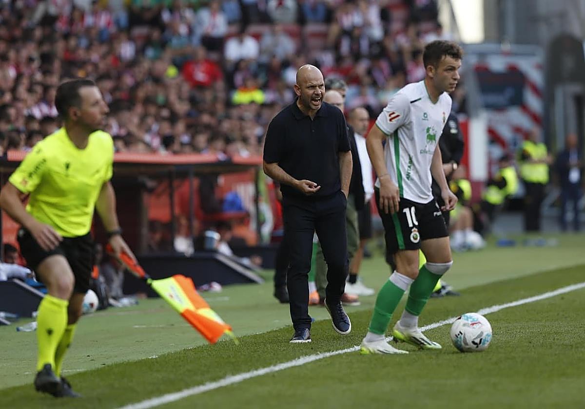 José Alberto anima desde su banquillo a Íñigo Vicente que conduce el balón.