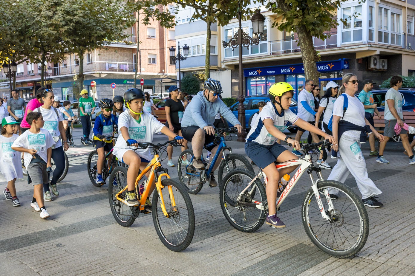 Una familia optó por hacer la marcha en bicicleta.