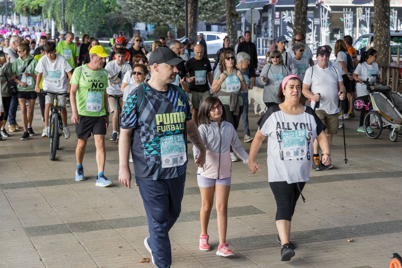 Las familias abundaban en la marcha y muchos participantes iban con sus hijos para concienciarlos sobre el problema del consumo de sustancias.