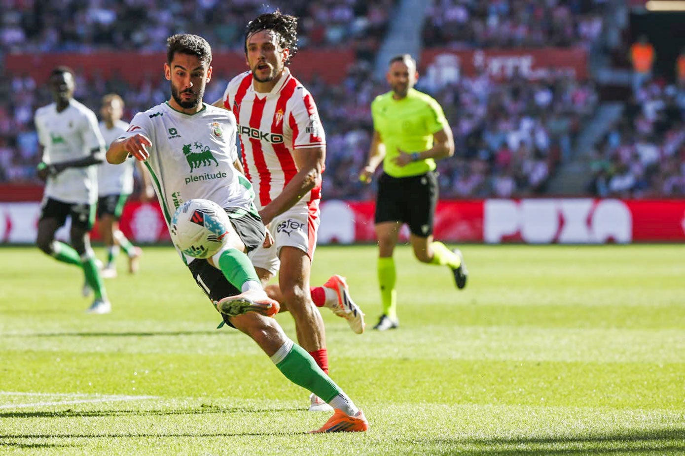 Andrés Martín se dispone a lanzar en El Molinón