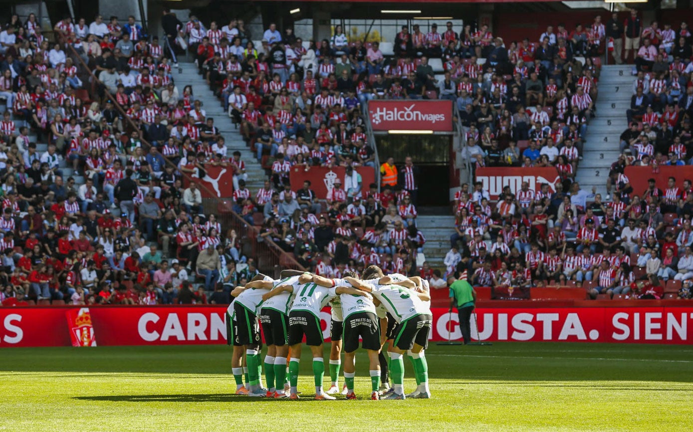 Los jugadores del Racing, en círculo antes de que comience el partido