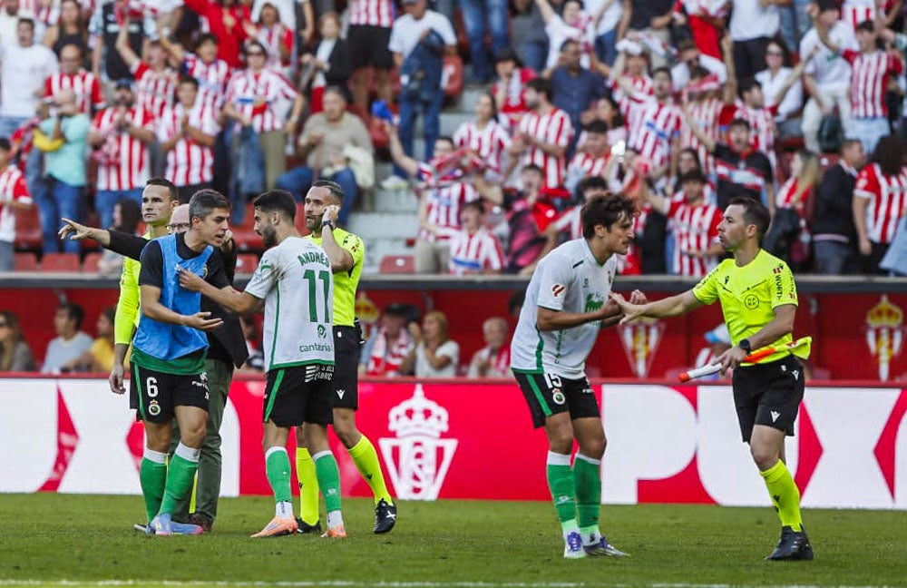 Íñigo Sainz-Maza y Andrés Martín hablan entre ellos mientras Sangalli pide explicaciones al juez de línea