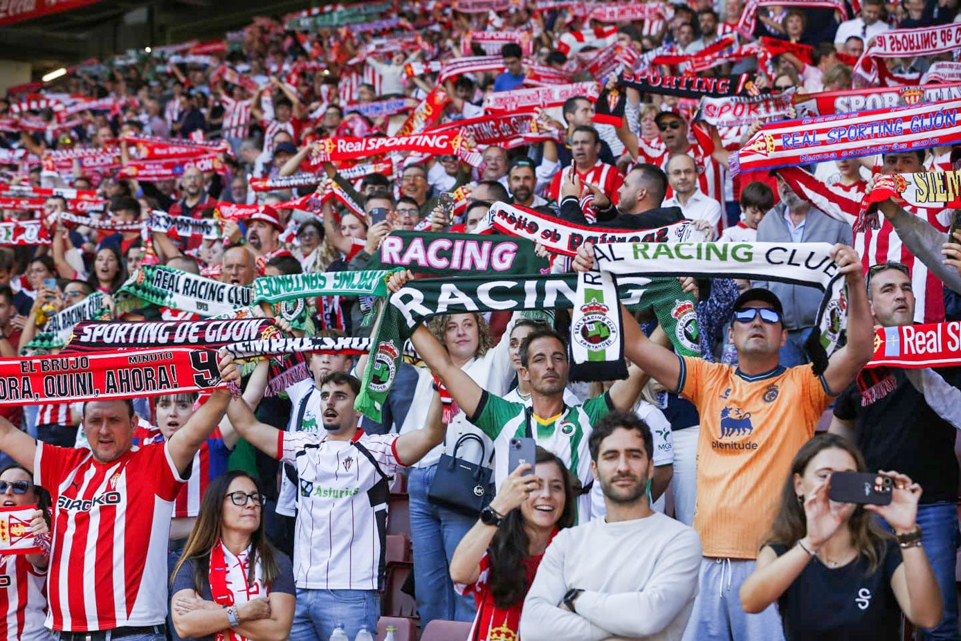 Algunos de los aficionados del Racing se ubicaron en las gradas fuera de la zona destinada a la afición visitante