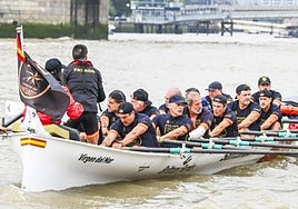 Los remeros de 'La Virgen del Mar' en plena regata.