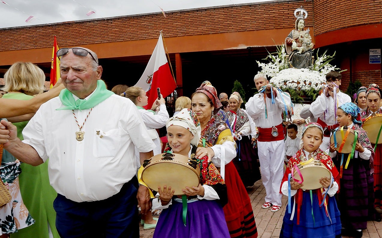 Guerra disfruta del desfile de la virgen de Santa Ana, durante las fiestas de su pueblo, Tanos. 