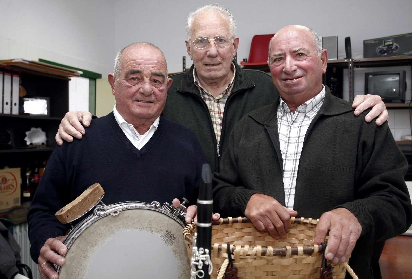 Vicente Velarde, José Luis Rivera y José Miguel Guerra, en la sede de la Escuela de Folclore de Torrelavega.