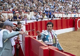 Morante de la Puebla recoge el estoque de matar de manos de su primo y mozo de espadas Juan Carlos Morante.