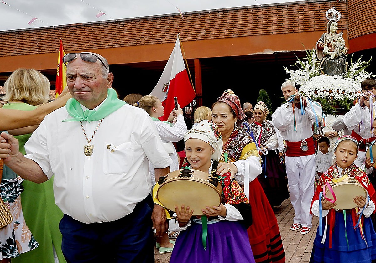 Guerra, a la izquierda, en las fiestas de su pueblo, Tanos, junto a las integrantes de la Agrupación de Danzas Virgen de Las Nieves.