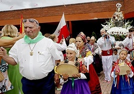 Guerra, a la izquierda, en las fiestas de su pueblo, Tanos, junto a las integrantes de la Agrupación de Danzas Virgen de Las Nieves.