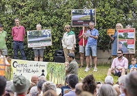 Un grupo de vecinos en la primera concentración en contra del aparcamiento en Mataleñas, a mediados de agosto.