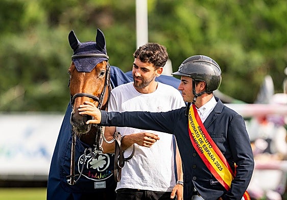 Álvaro González de Zárate acaricia a Casa Diva PS tras conquistar el Campeonato de España.