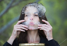 La artista multidisciplinar Ana Matey ha creado para esta ocasión 'Caminando Juntas'.