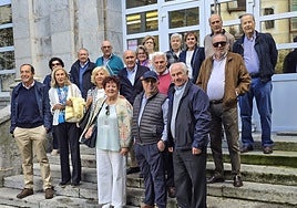 Fotos de familia de los exalumnos del Manzanedo, acompañados de sus esposas.