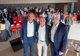 Sebastián Ceria, Manolo Higuera yCésar Azcárate, antes de comenzar el acto en el Centro Botín.