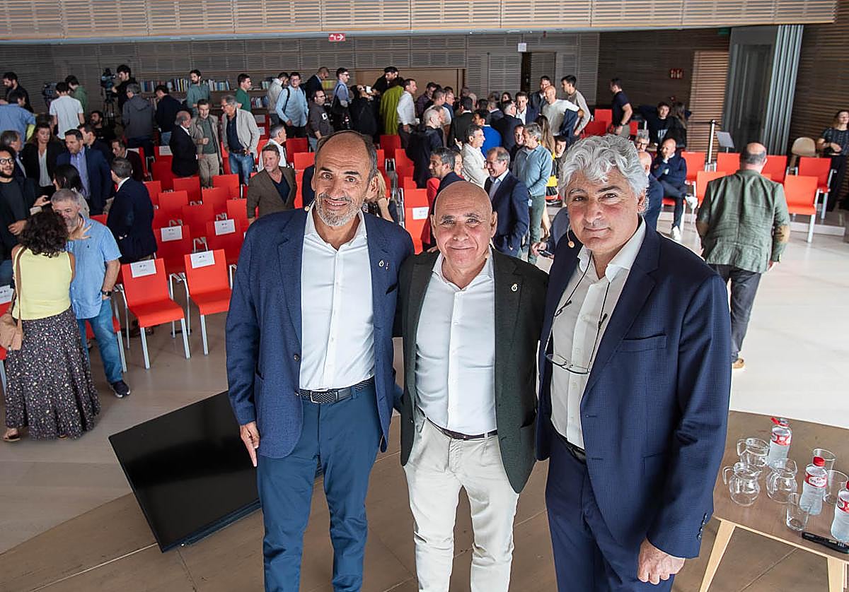 Sebastián Ceria, Manolo Higuera yCésar Azcárate, antes de comenzar el acto en el Centro Botín.