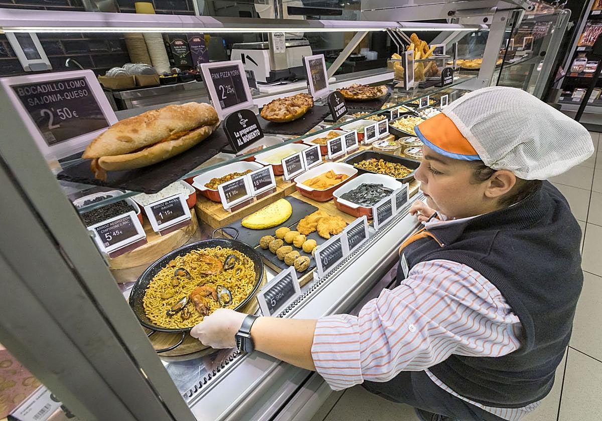Surtido de platos para 'llevar y comer' en el supermercado Lupa de El Alisal