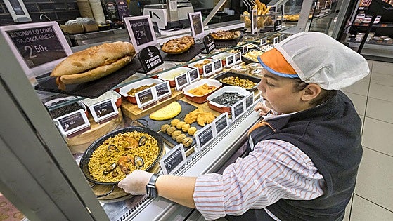Desde ensaladilla hasta paella, comer en el súper es tendencia