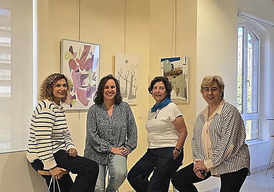 Ana Domínguez, Elena García, Cinta Marraco y Puri Mínguez organizan el Día de las Bibliotecas.