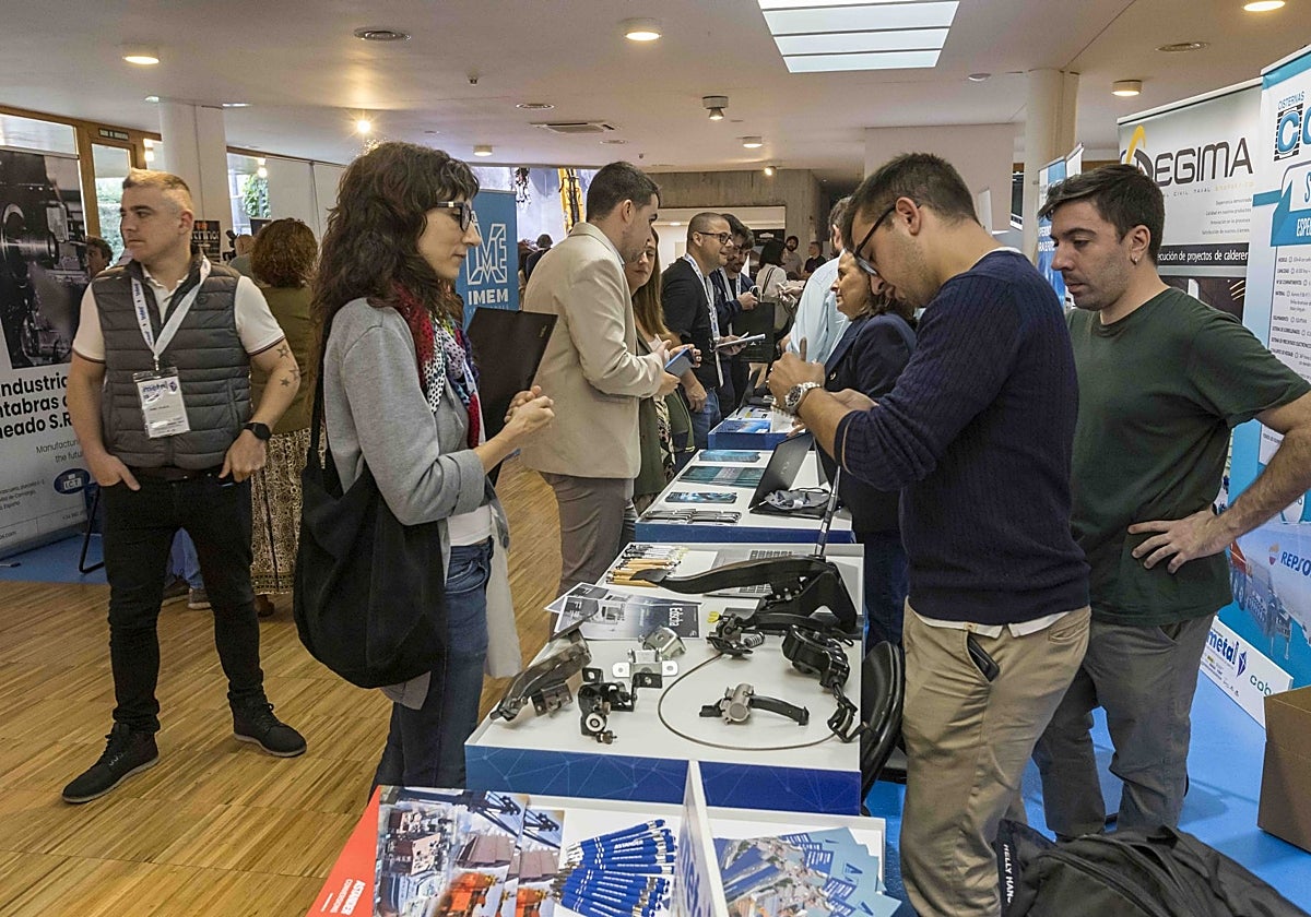 Participantes en la primera edición de la Feria de Empleo del Metal de Cantabria, celebrada el pasado año.