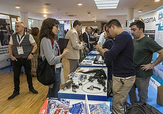 Participantes en la primera edición de la Feria de Empleo del Metal de Cantabria, celebrada el pasado año.